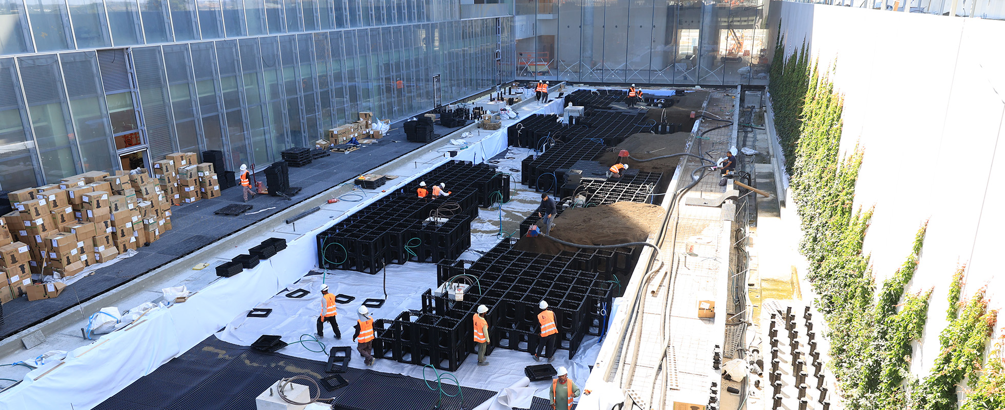 Rápida instalación de un jardín en el atrio de oficinas, Tel Aviv, Israel