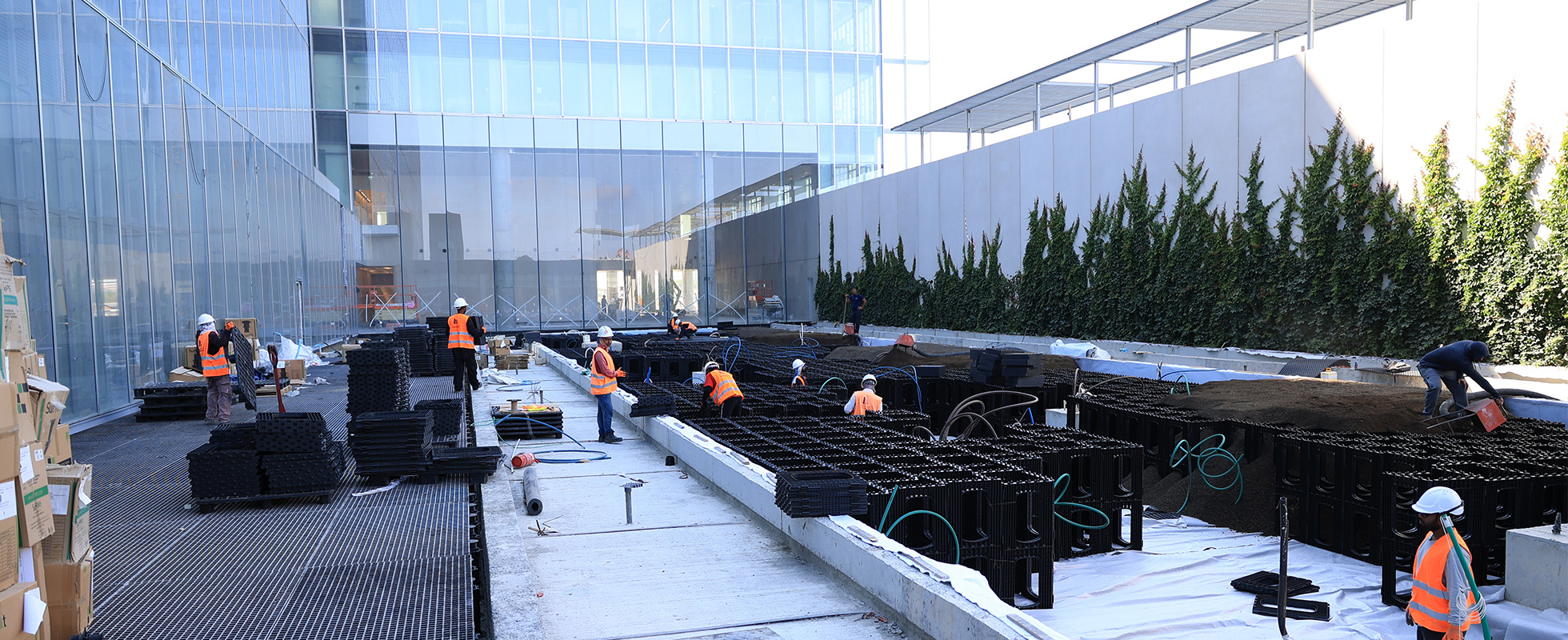 Rápida instalación de un jardín en el atrio de oficinas, Tel Aviv, Israel