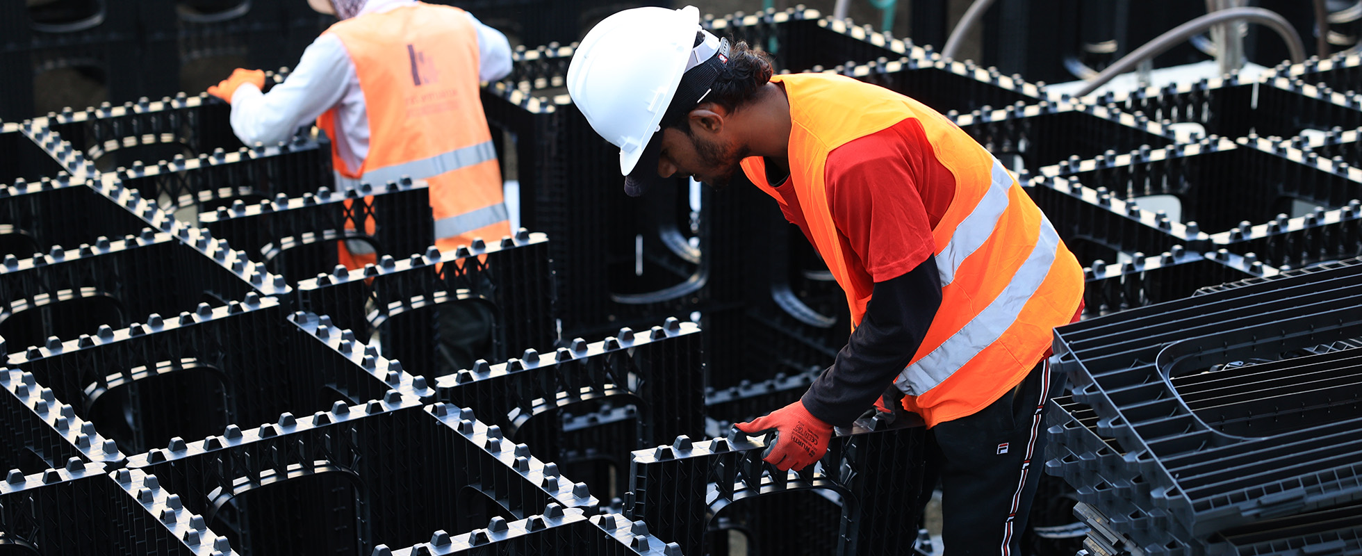 Rápida instalación de un jardín en el atrio de oficinas, Tel Aviv, Israel