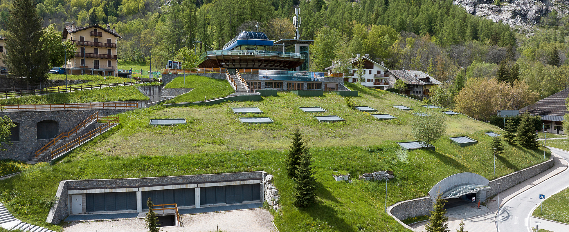 Pensile nel parcheggio della telecabina a Courmayeur, Aosta, Italy