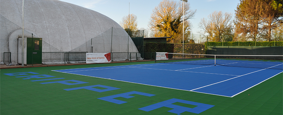 Pista de tenis en el club de remo de Padua, Italia