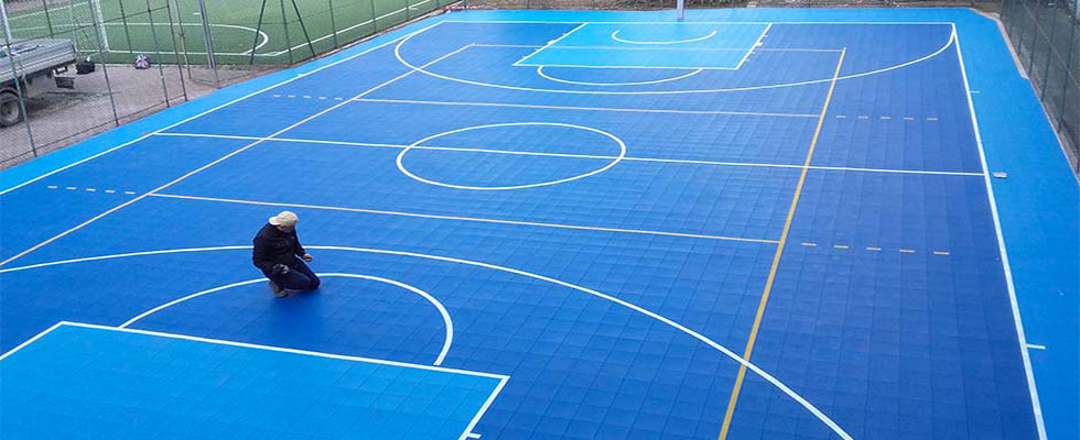 Restauración de una cancha  polideportiva en una escuela de Roma