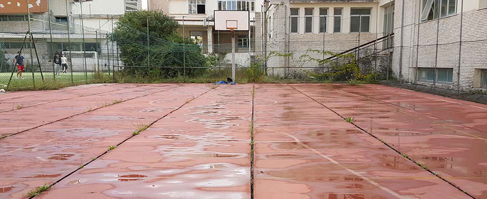 Restauración de una cancha  polideportiva en una escuela de Roma